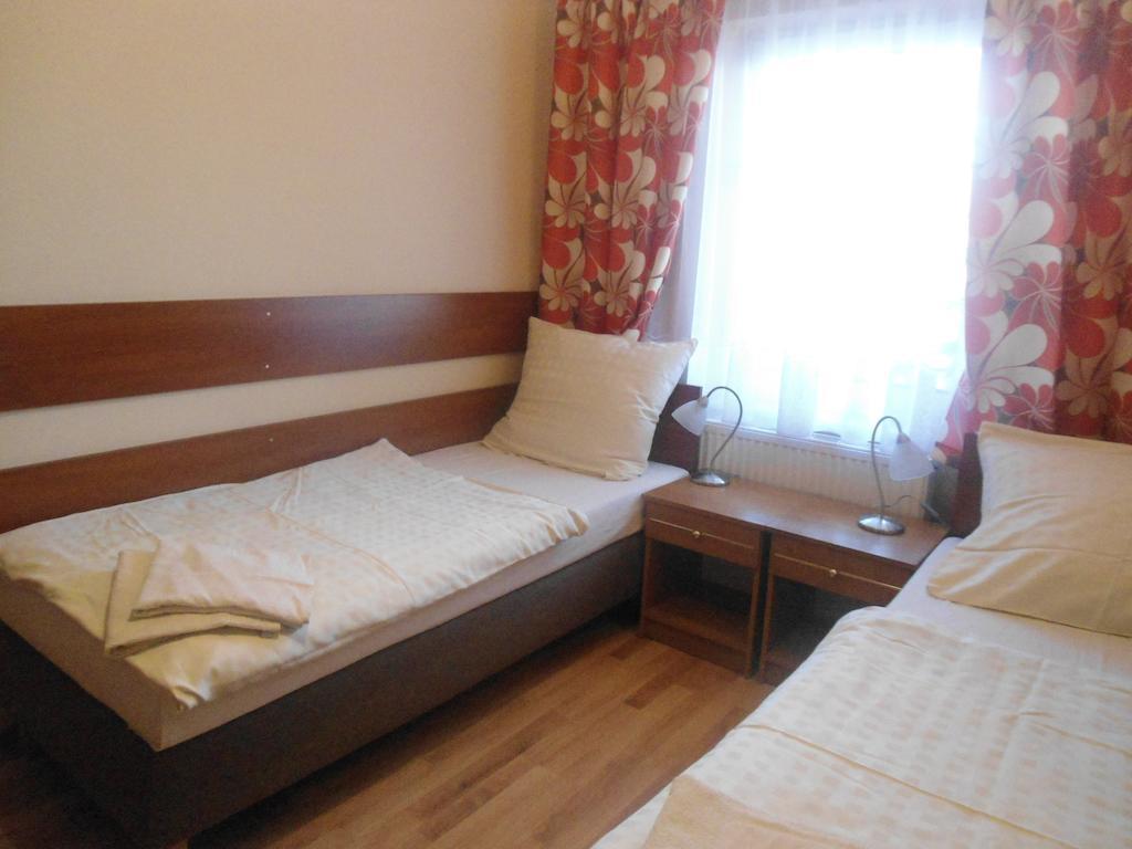 Hotel Pod Platanami Trzebnica Bilik gambar