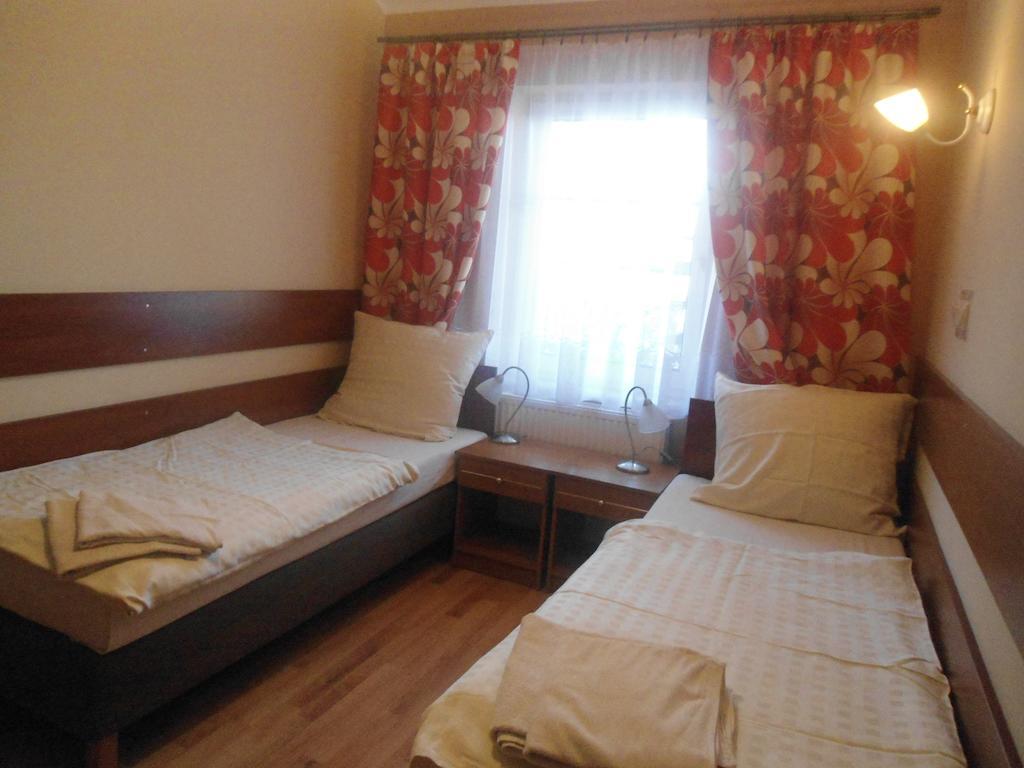 Hotel Pod Platanami Trzebnica Luaran gambar