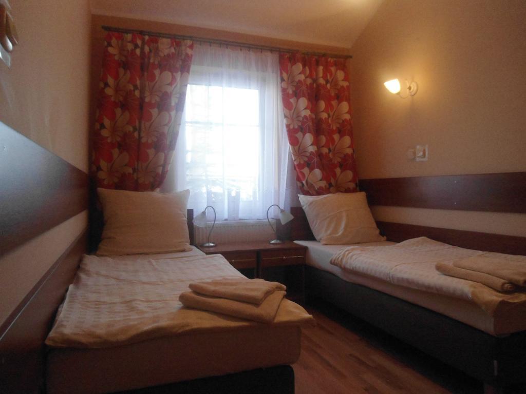Hotel Pod Platanami Trzebnica Luaran gambar