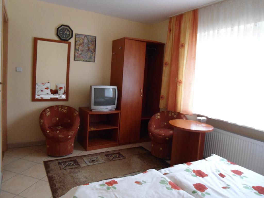 Hotel Pod Platanami Trzebnica Luaran gambar