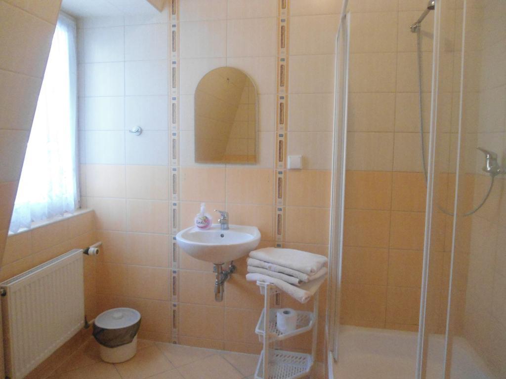 Hotel Pod Platanami Trzebnica Bilik gambar