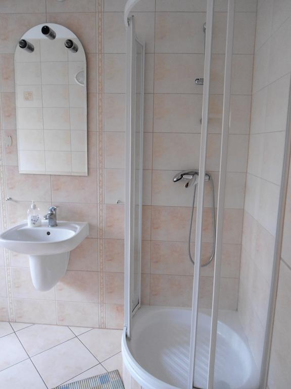 Hotel Pod Platanami Trzebnica Bilik gambar