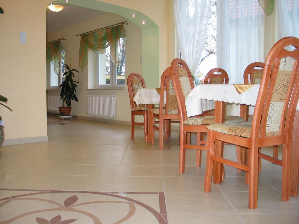 Hotel Pod Platanami Trzebnica Luaran gambar