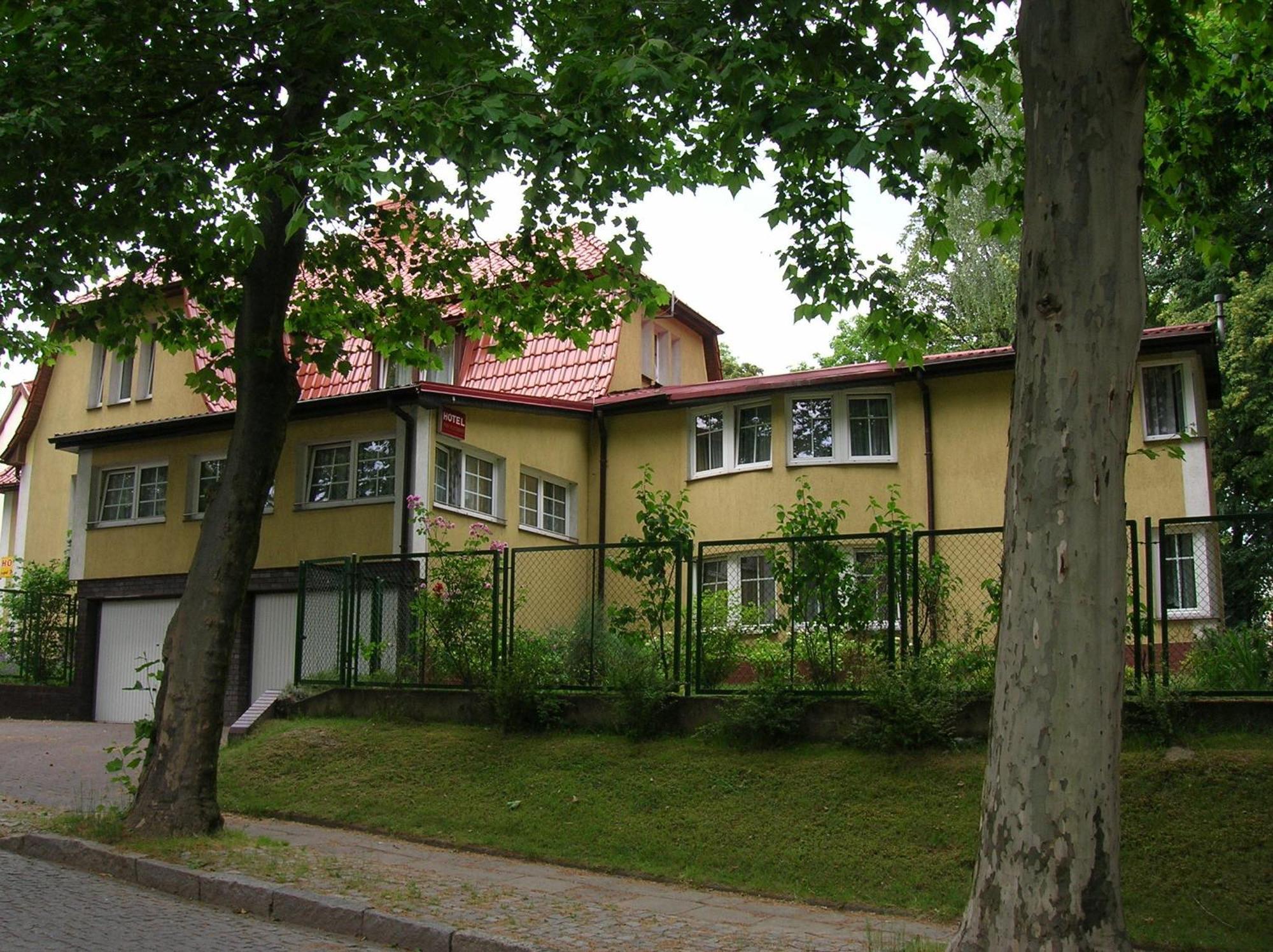 Hotel Pod Platanami Trzebnica Luaran gambar