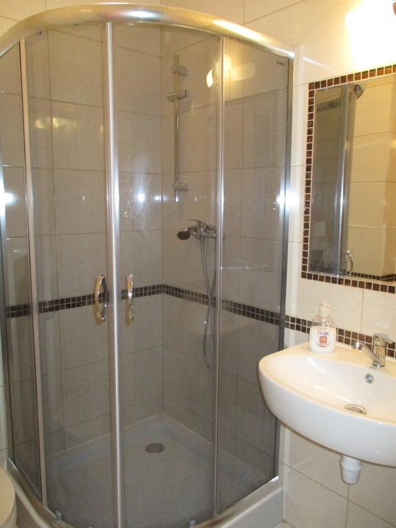 Hotel Pod Platanami Trzebnica Luaran gambar