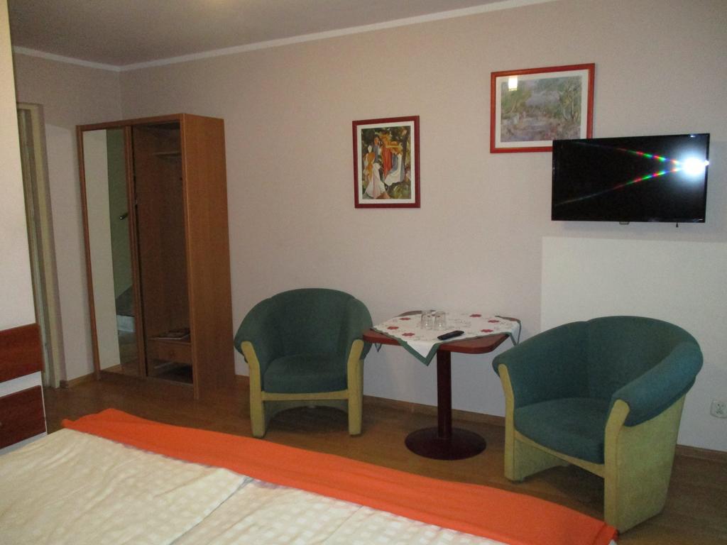 Hotel Pod Platanami Trzebnica Luaran gambar