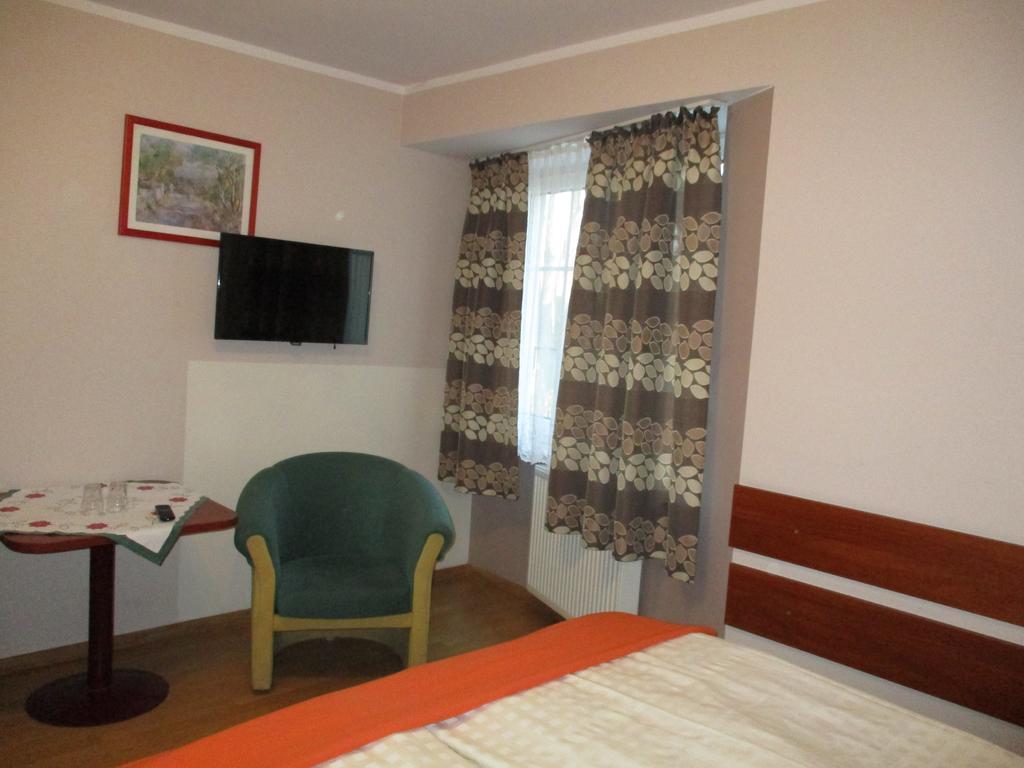 Hotel Pod Platanami Trzebnica Luaran gambar
