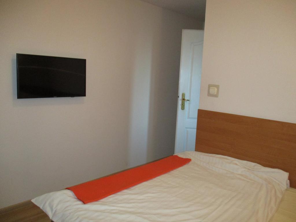 Hotel Pod Platanami Trzebnica Luaran gambar