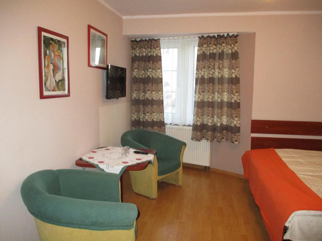 Hotel Pod Platanami Trzebnica Luaran gambar