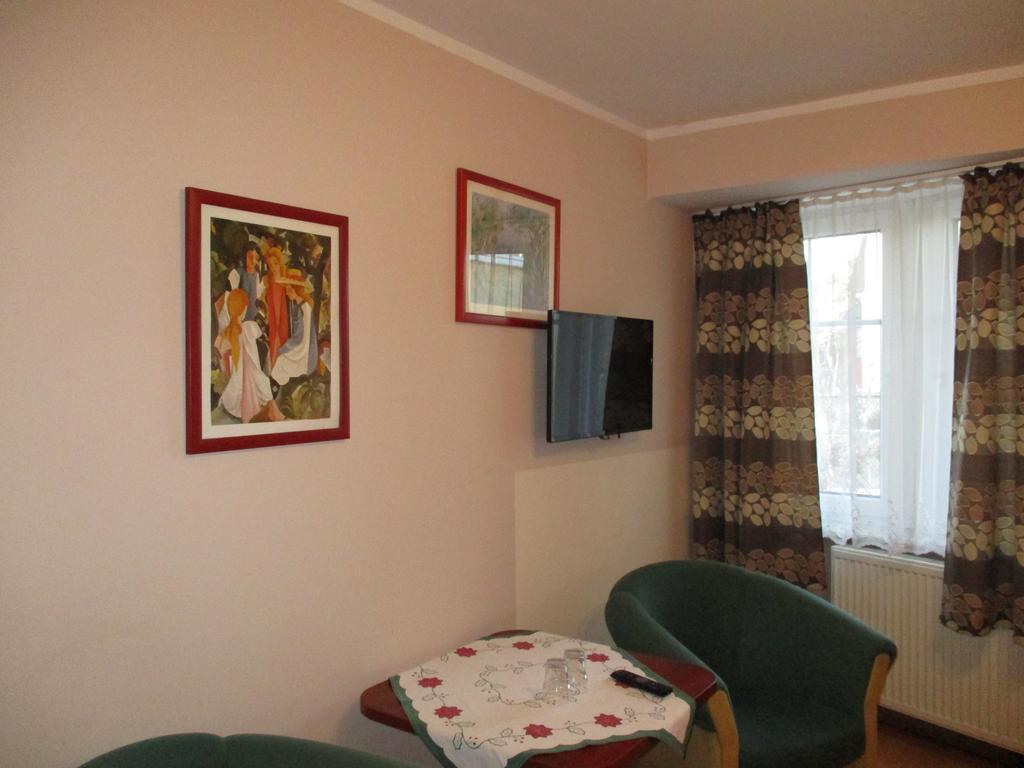 Hotel Pod Platanami Trzebnica Luaran gambar