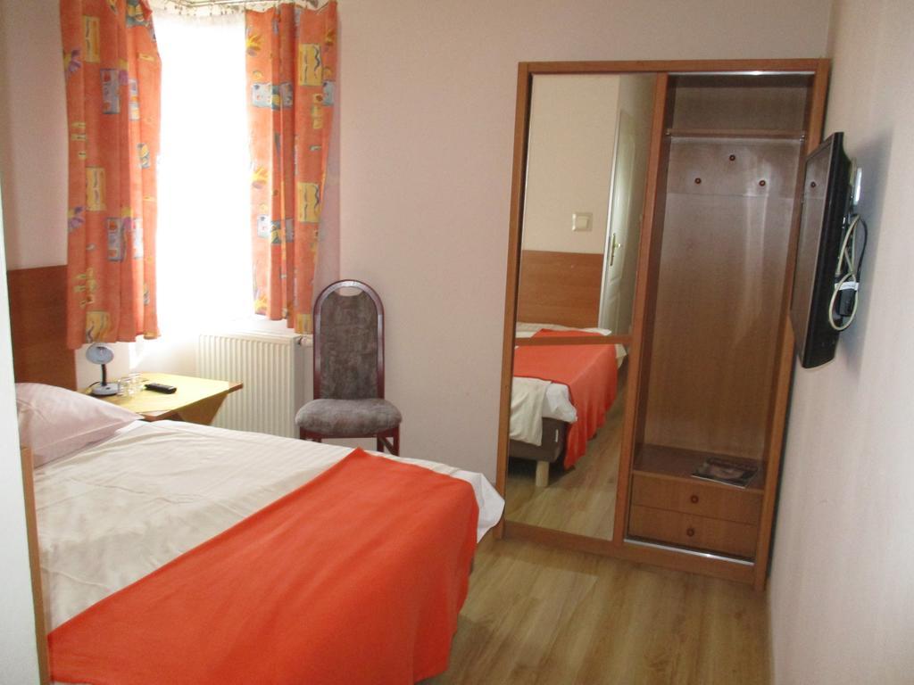 Hotel Pod Platanami Trzebnica Luaran gambar