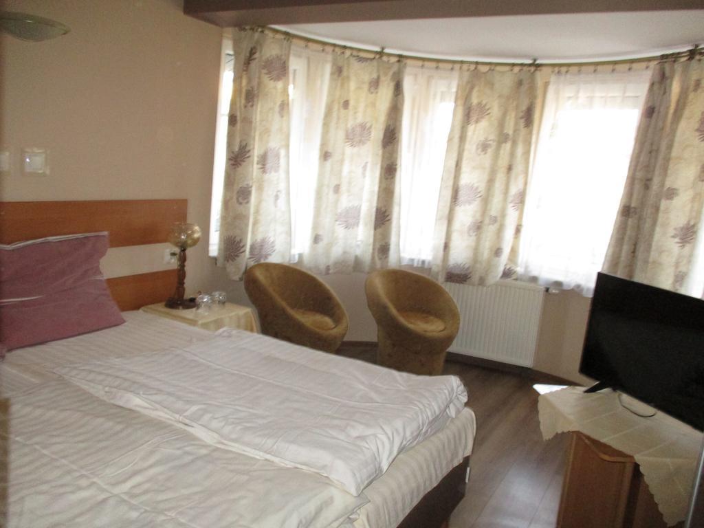 Hotel Pod Platanami Trzebnica Luaran gambar