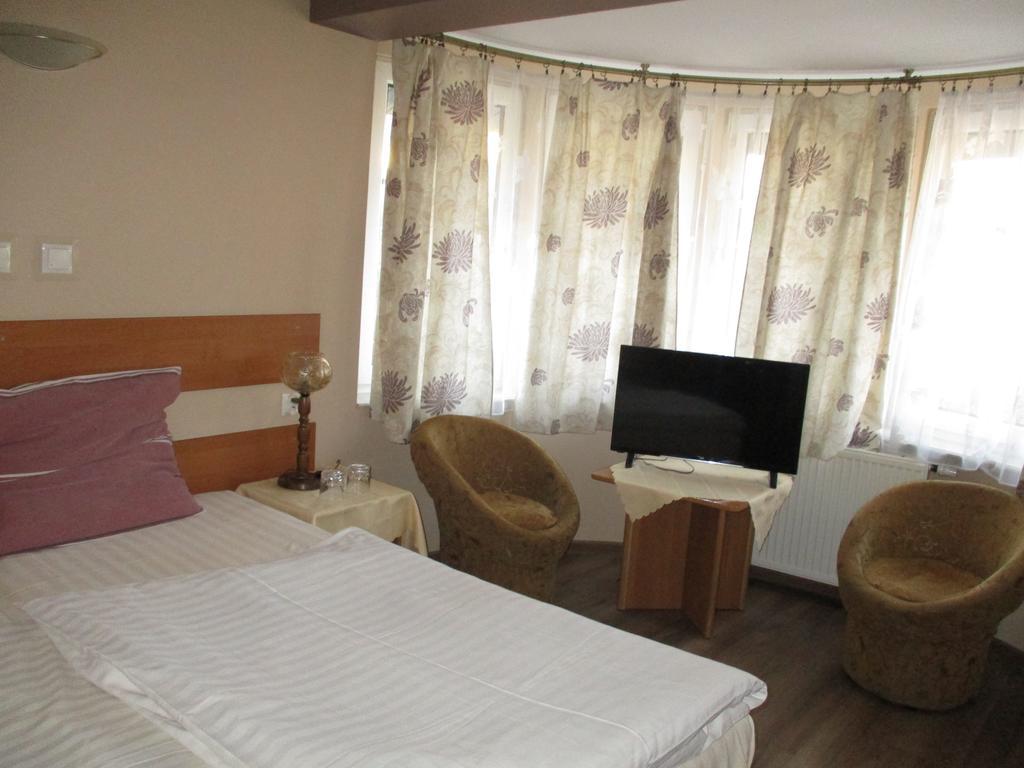 Hotel Pod Platanami Trzebnica Luaran gambar