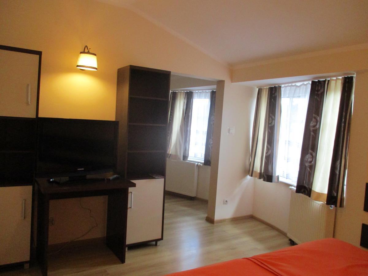 Hotel Pod Platanami Trzebnica Luaran gambar