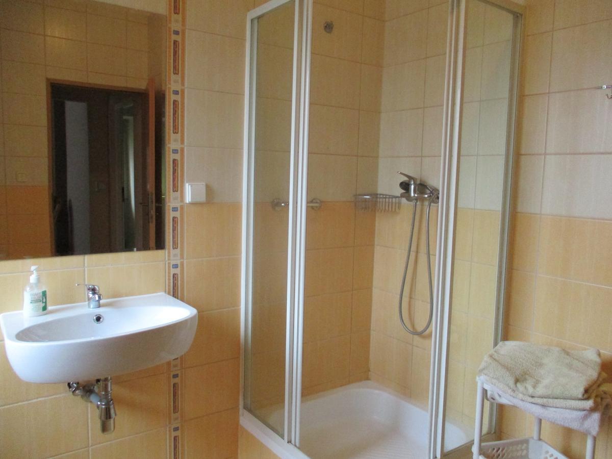Hotel Pod Platanami Trzebnica Luaran gambar