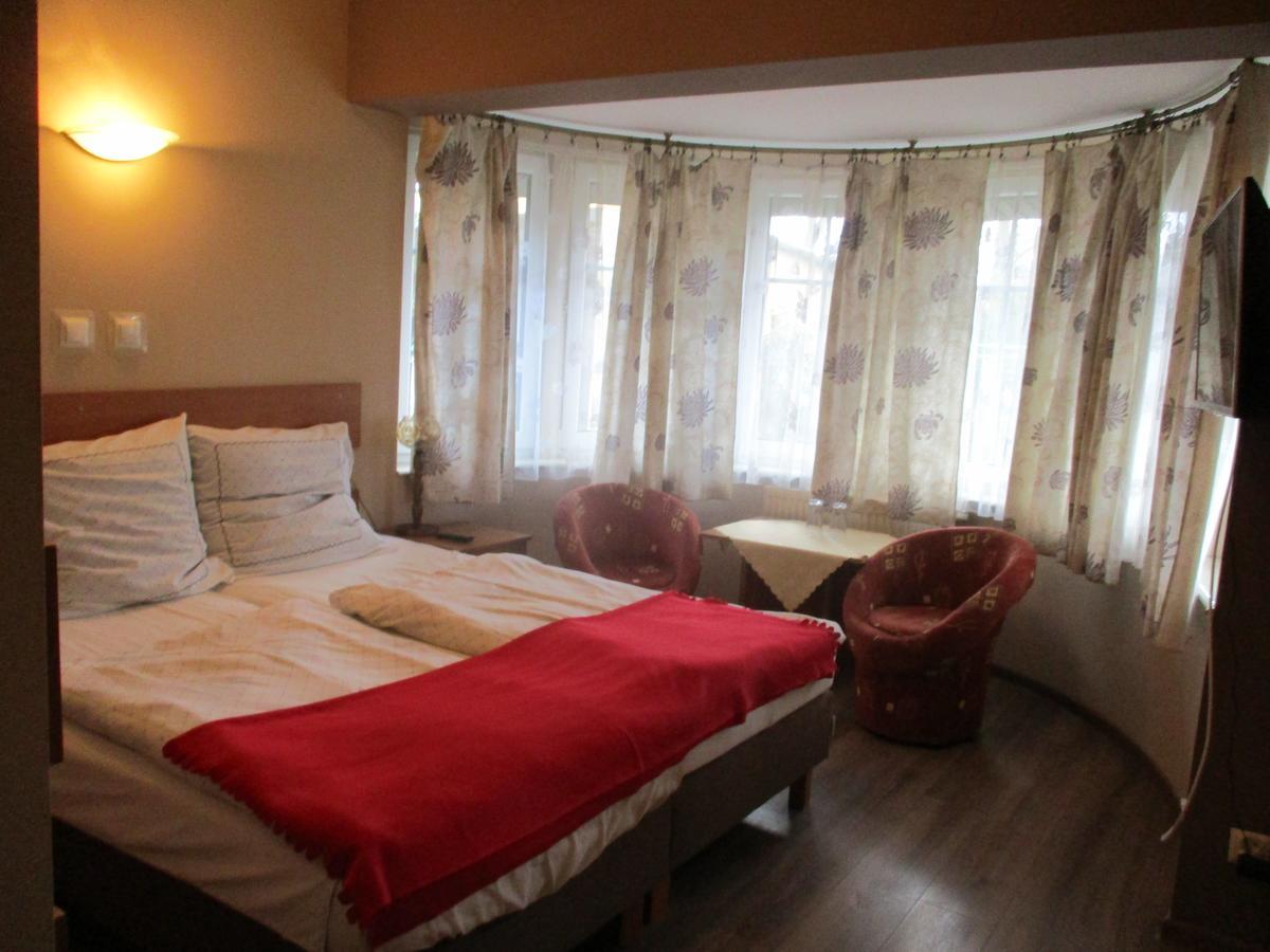Hotel Pod Platanami Trzebnica Luaran gambar