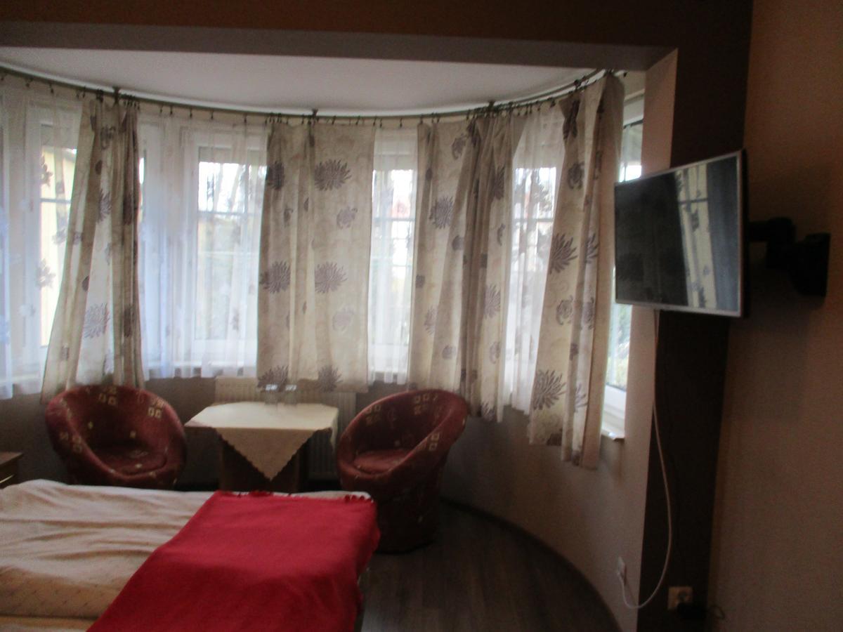 Hotel Pod Platanami Trzebnica Luaran gambar