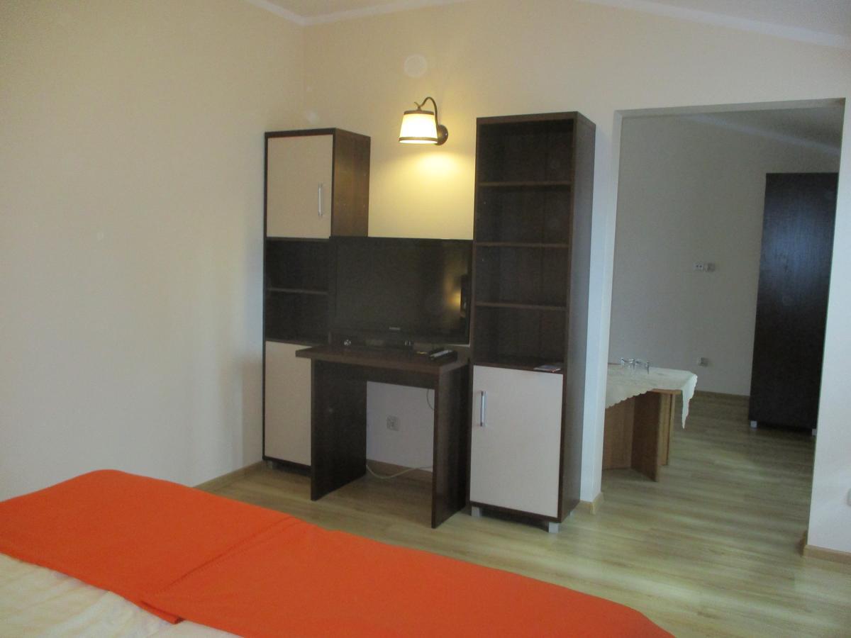 Hotel Pod Platanami Trzebnica Luaran gambar